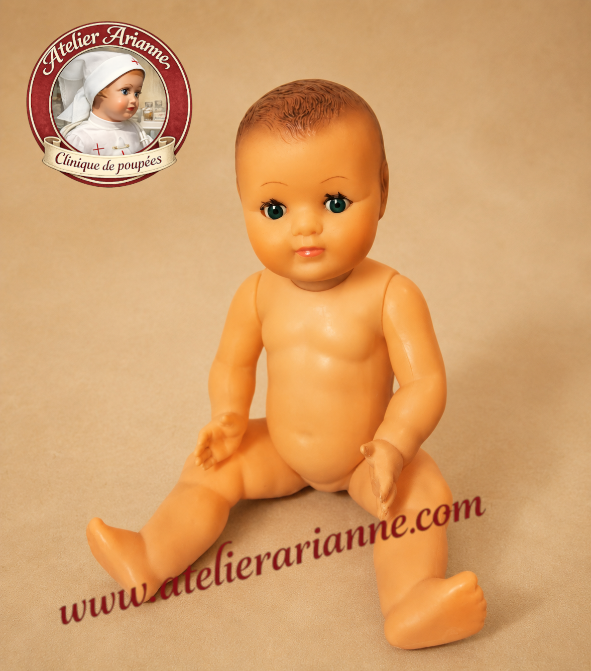 Petit Baby ancien restauré par la clinique de poupées Atelier Arianne, avec reprise du visage, des cheveux peints, du maquillage et lustrage des yeux.