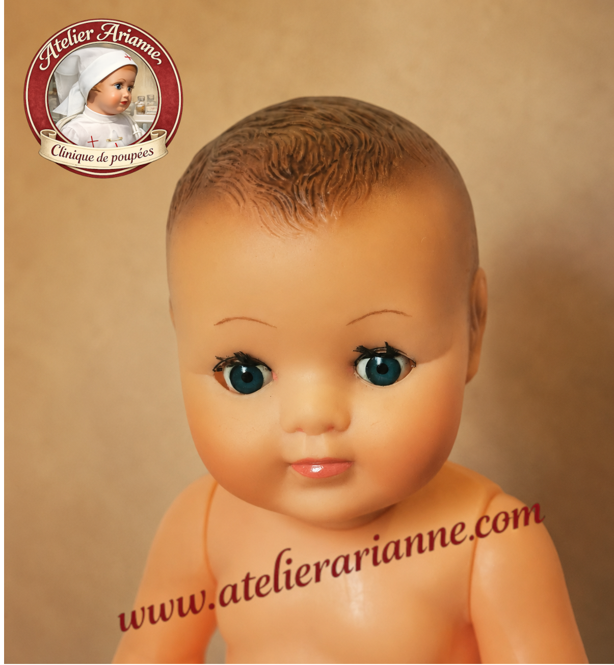 Détail du visage d’un petit Baby ancien après restauration à la clinique de poupées Atelier Arianne, avec cheveux peints repris, sourcils retracés et regard lustré.