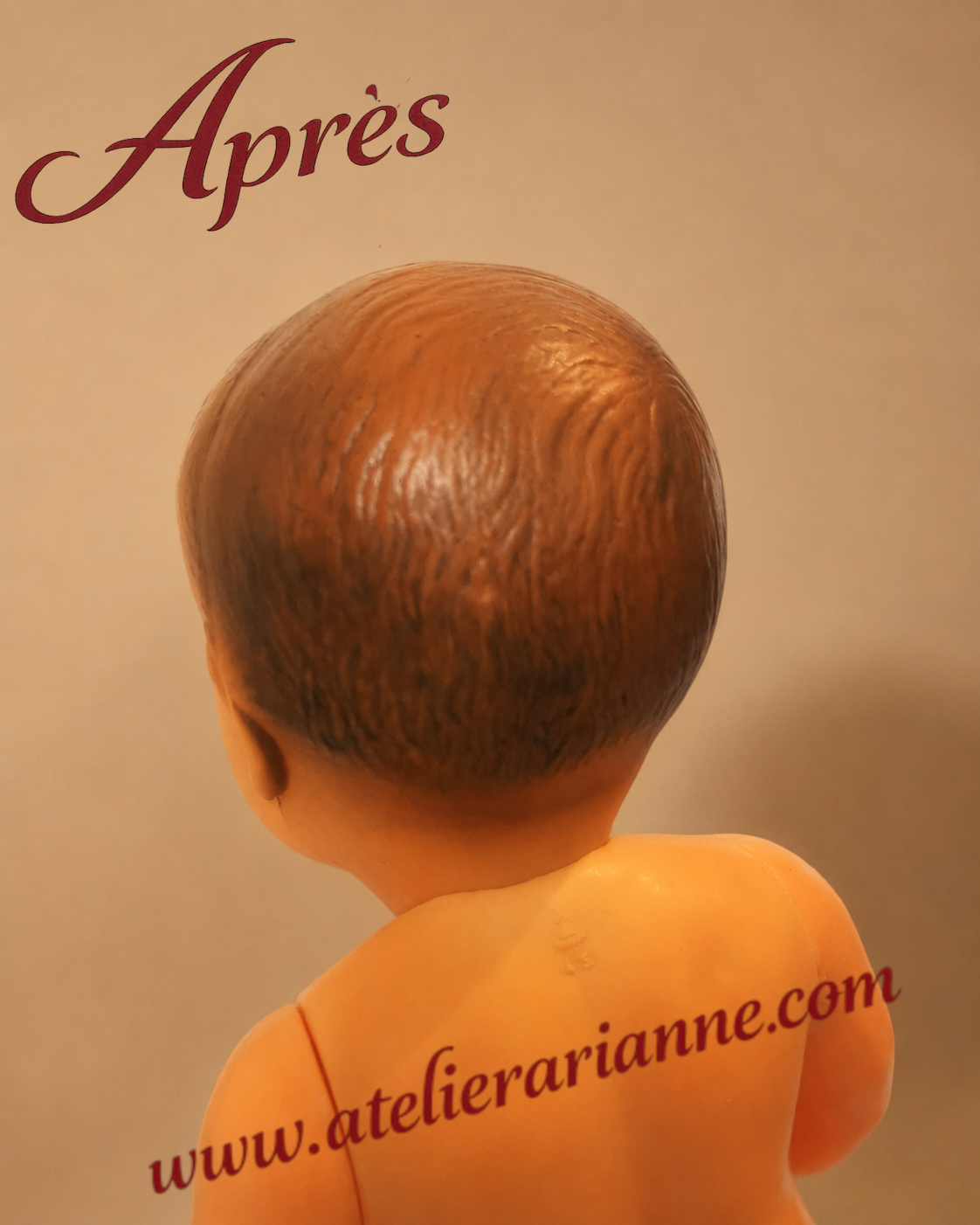 Détail des cheveux peints d’un petit Baby ancien après restauration à la clinique de poupées Atelier Arianne, avec couleur ravivée et relief d’origine respecté.