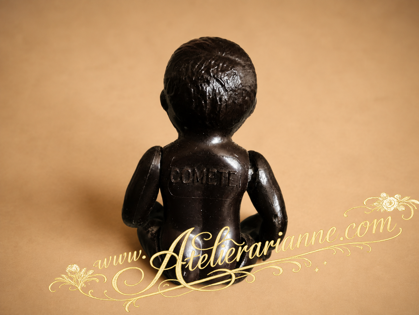 Baigneur ancien miniature noir marqu&eacute; COM&Egrave;TE dans le dos, photographi&eacute; pour documenter les petits baigneurs anciens conserv&eacute;s au mus&eacute;e Atelier Arianne.