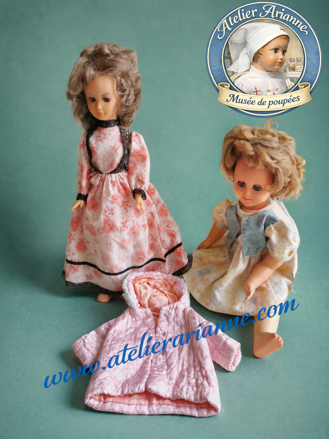 Poup&eacute;e G&eacute;g&eacute; &ndash; mod&egrave;le Yette de Montbrison / M&eacute;lusine
Seconde poup&eacute;e G&eacute;g&eacute; &agrave; identifier plus pr&eacute;cis&eacute;ment, accompagn&eacute;e ici de son petit manteau rose matelass&eacute;. Toute information sur ce mod&egrave;le, sa tenue d&rsquo;origine, sa r&eacute;f&eacute;rence catalogue ou sa p&eacute;riode de commercialisation sera pr&eacute;cieuse pour compl&eacute;ter les archives du mus&eacute;e. 😊