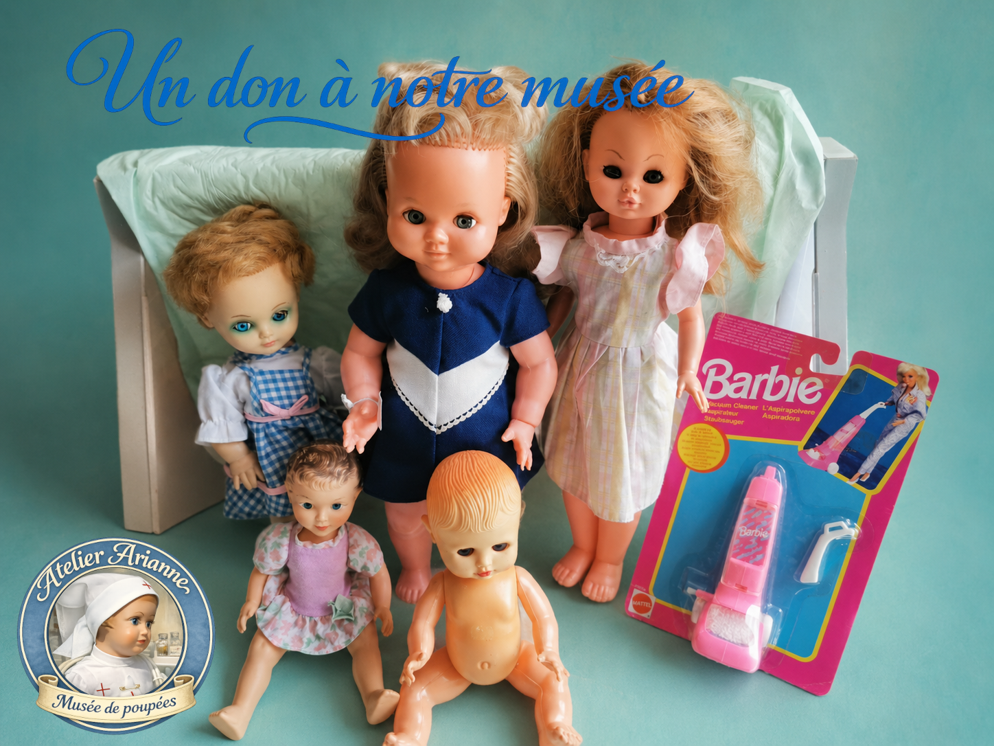 Au centre, la poup&eacute;e en robe bleu marine est marqu&eacute;e Bambino 40. Elle fera l&rsquo;objet d&rsquo;une observation plus d&eacute;taill&eacute;e afin de compl&eacute;ter sa fiche d&rsquo;identification dans les archives du mus&eacute;e