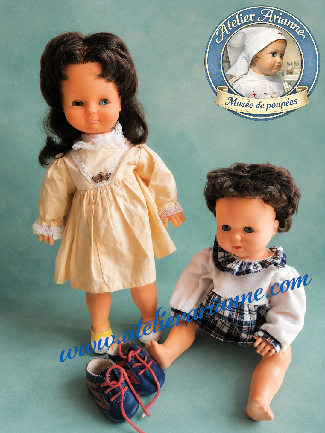 Poup&eacute;e Paloma de Clodrey &ndash; 1965

La poup&eacute;e brune pr&eacute;sent&eacute;e sur cette photo a &eacute;t&eacute; identifi&eacute;e comme Paloma de Clodrey, mod&egrave;le de 1965. Elle porte ici une robe claire &agrave; manches longues, avec col en dentelle et petit d&eacute;tail d&eacute;coratif sur le devant.

Cette identification vient enrichir les archives du mus&eacute;e et permettra de mieux documenter les poup&eacute;es Clodrey conserv&eacute;es dans la collection 😊

Merci &agrave; Nadine pour cette pr&eacute;cieuse information.

Doroth&eacute;e &ndash; Atelier Arianne &ndash; clinique et mus&eacute;e de poup&eacute;es
