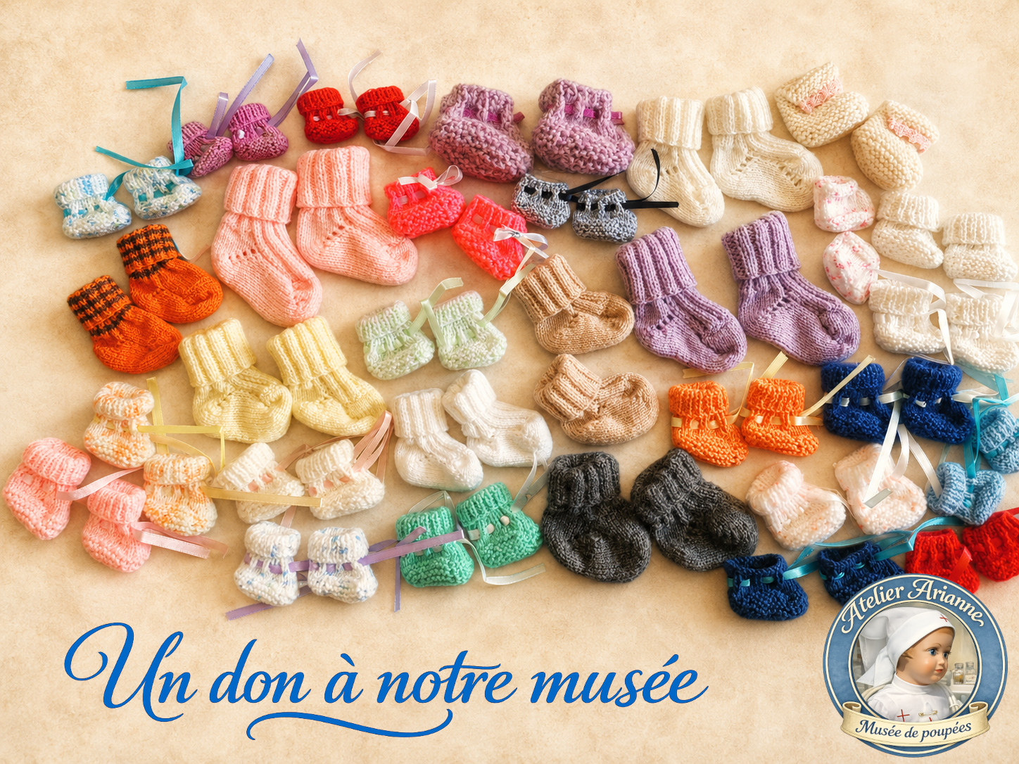 Chaussons pour poupées tricotés à la main offerts au musée Atelier Arianne