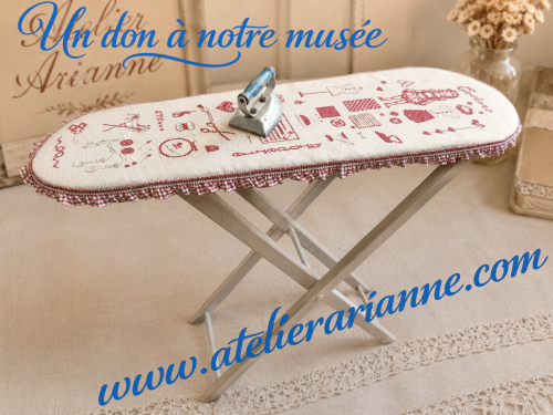 ✨ UN DON EXCEPTIONNEL POUR LE MUSÉE ATELIER ARIANNE ✨UNE TABLE À REPASSER D’ENFANT ANCIENNE, SON PETIT FER ET DE MAGNIFIQUES DENTELLES
