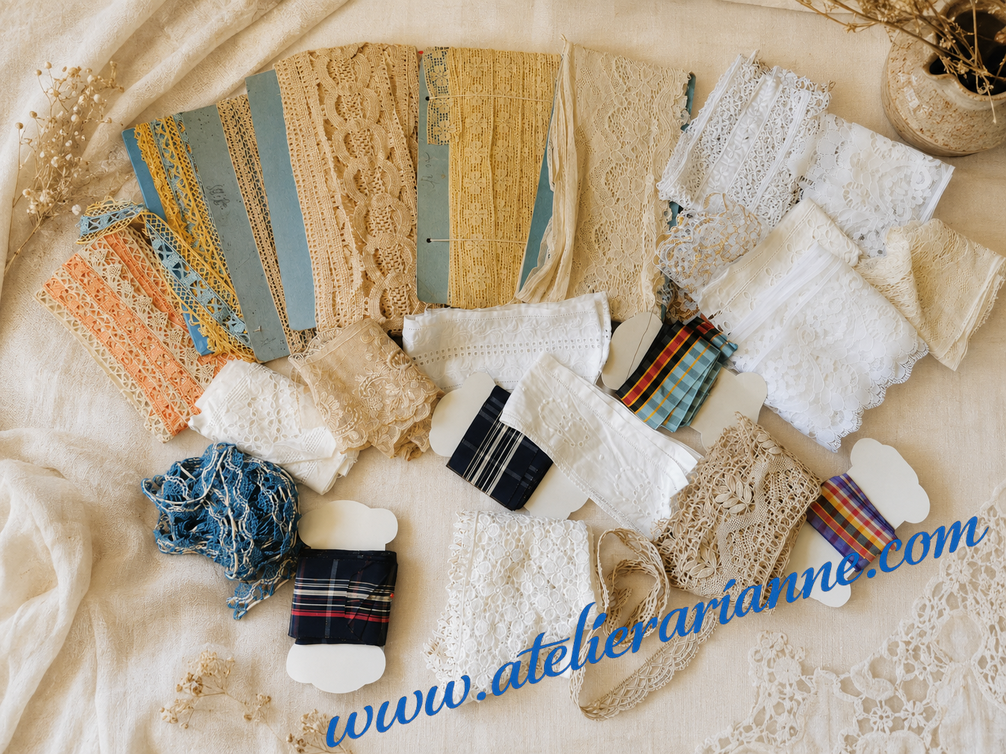 Ensemble de dentelles anciennes, rubans, galons et passementeries de diff&eacute;rentes couleurs et largeurs, offerts au mus&eacute;e Atelier Arianne pour enrichir les collections textiles et documenter les v&ecirc;tements et accessoires de poup&eacute;es.