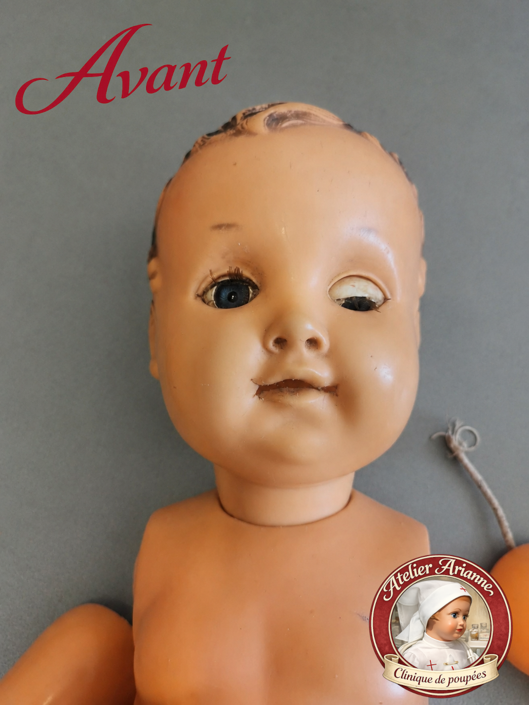 Petit baigneur ancien avant restauration &agrave; la clinique de poup&eacute;es Atelier Arianne, avec &oelig;il ab&icirc;m&eacute; et besoin de nettoyage.