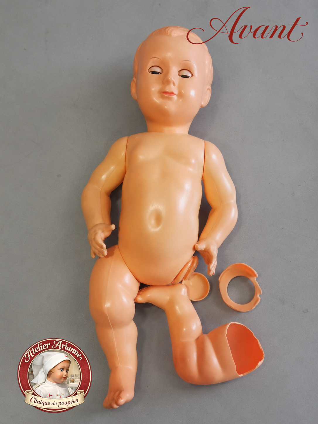 Baigneur Petitcollin en polyéthylène avant la restauration de son visage à la clinique de poupées Atelier Arianne