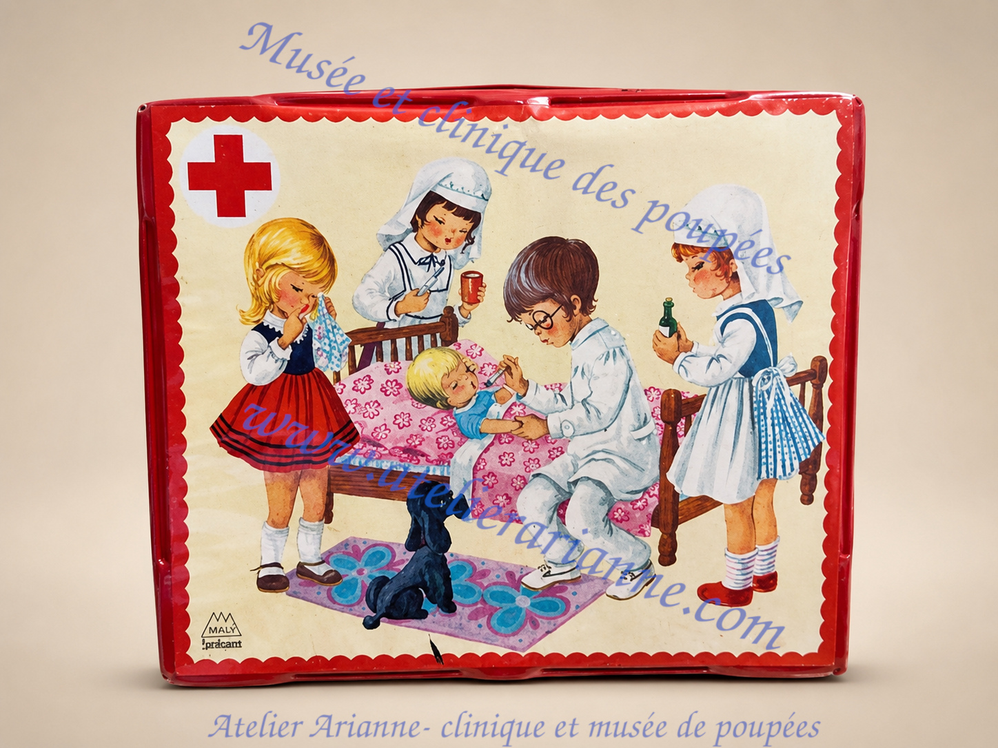 Bo&icirc;te d&rsquo;origine d&rsquo;un ancien jeu de cubes en bois illustr&eacute;e sur le th&egrave;me de la clinique et de l&rsquo;h&ocirc;pital pour enfants.