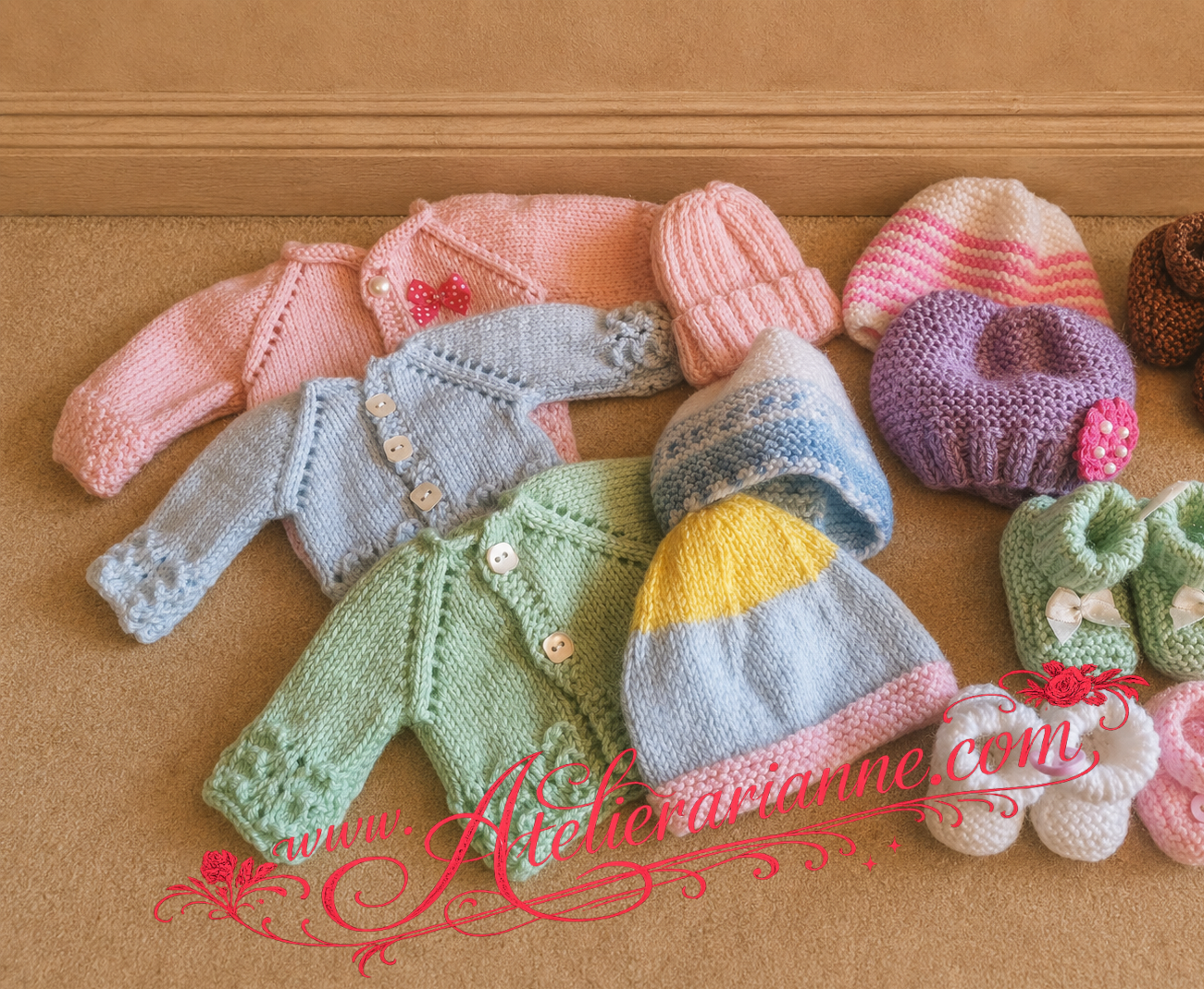 Don de petits v&ecirc;tements tricot&eacute;s pour poup&eacute;es, avec bonnets, brassi&egrave;res et chaussons, destin&eacute; aux collections du mus&eacute;e Atelier Arianne.
