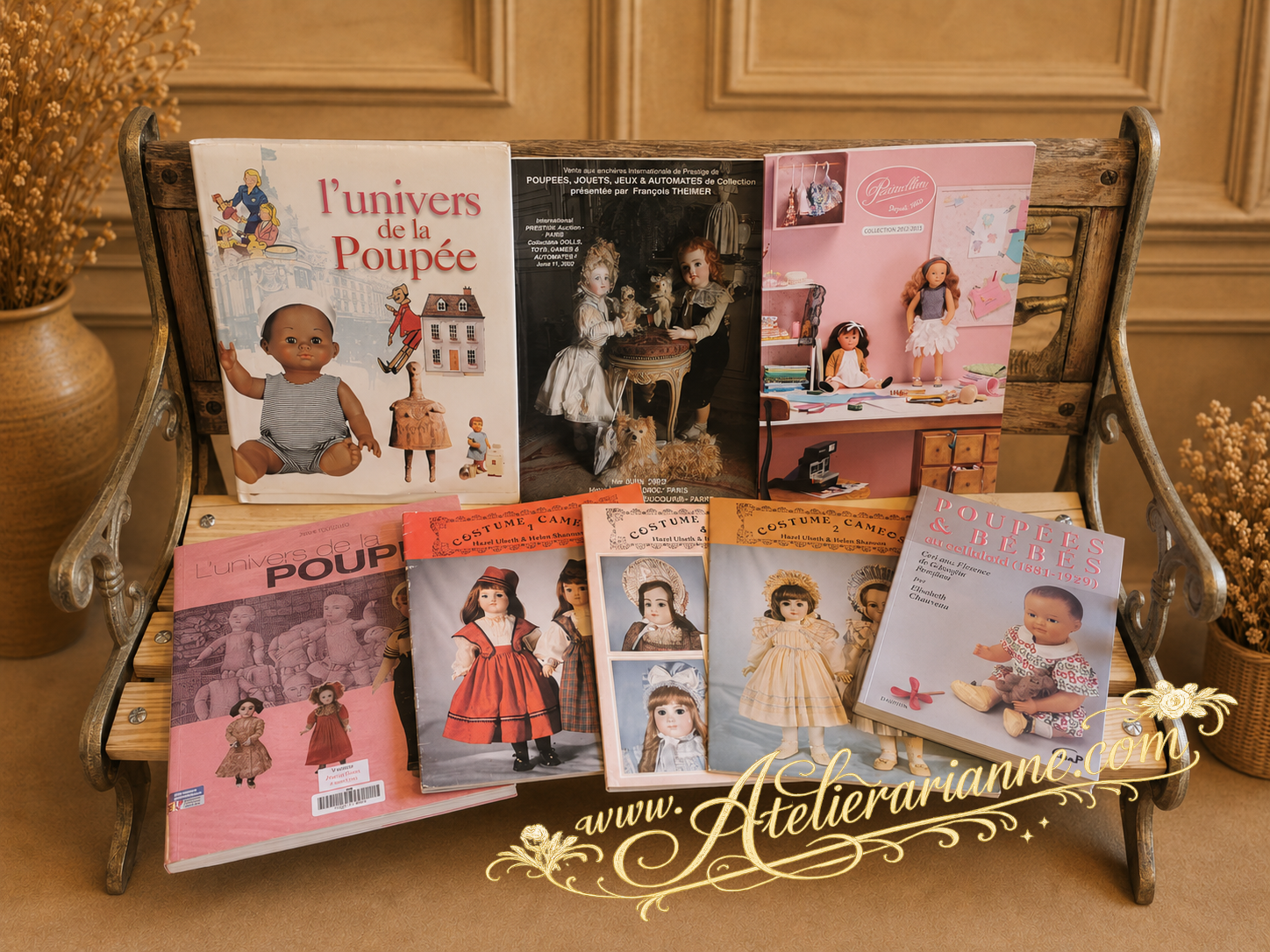 Don de livres et documents sur les poup&eacute;es pour le mus&eacute;e Atelier Arianne, pr&eacute;sent&eacute;s sur un banc ancien.