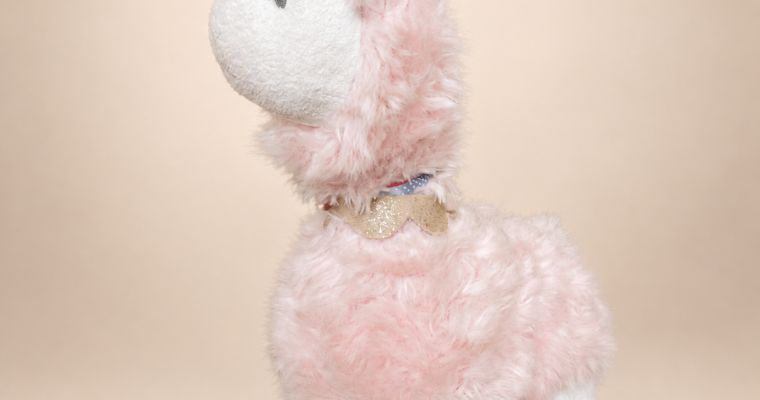 Rembourrage d’une peluche lama : le doudou d’une petite fille retrouve sa tenue