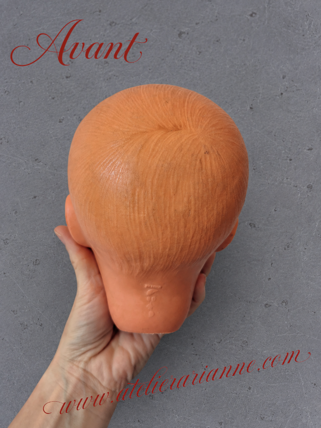 leur recolorationLa couleur usée des cheveux moulés avant intervention.