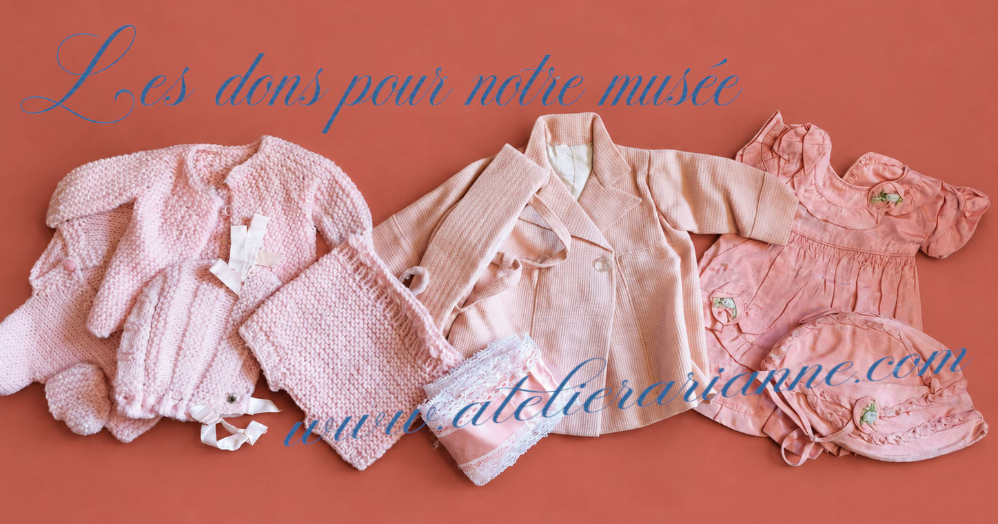 Un premier ensemble de vêtements dans les tons roses.