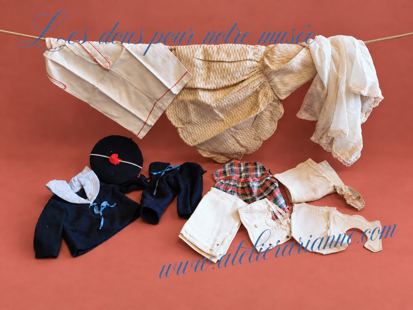 pièce à carreaux et textiles du don familialDes vêtements et textiles de formes et de tailles variées.