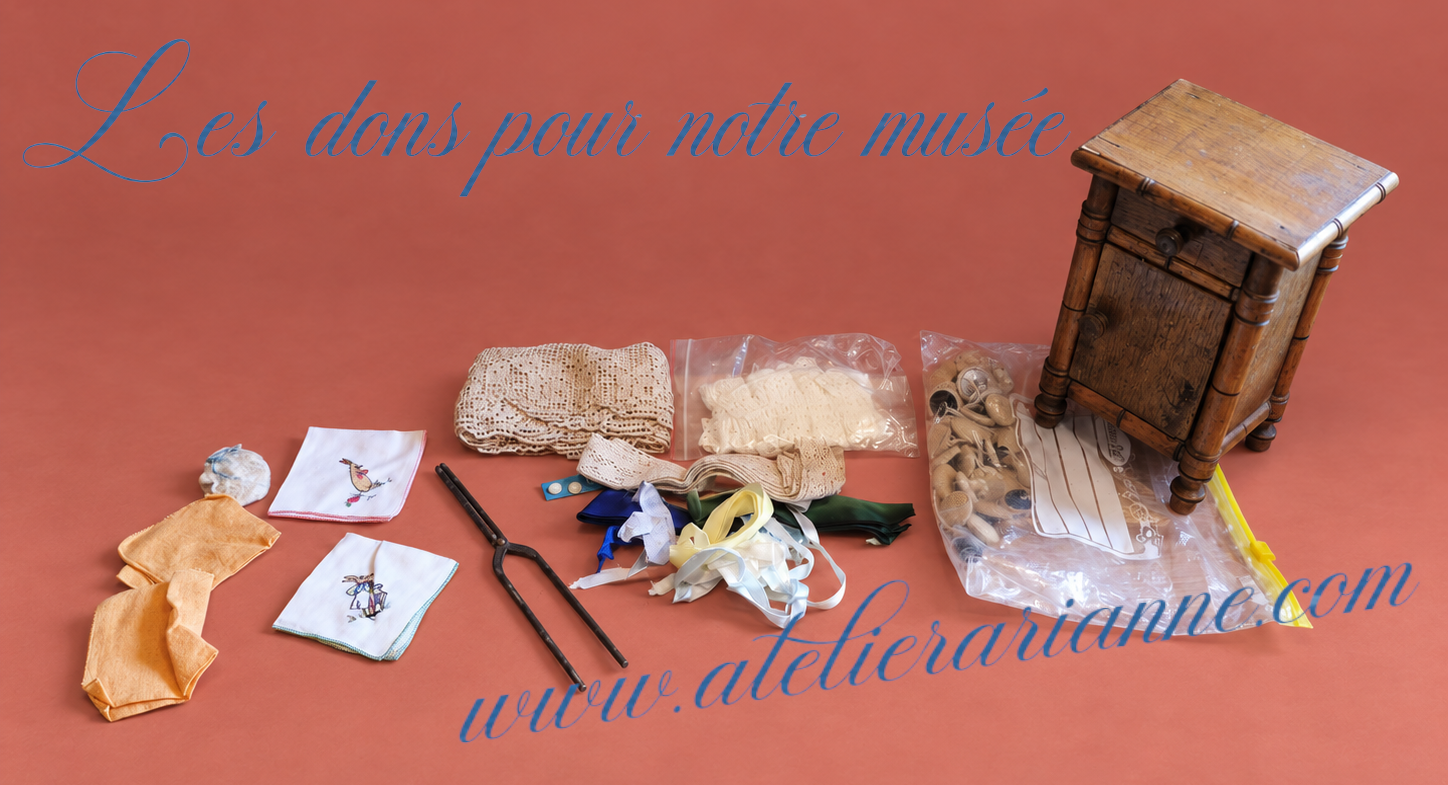 Les petits objets ont été transmis avec les poupées et leurs vêtements.