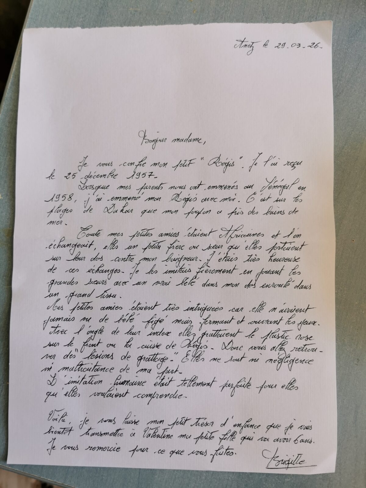 La lettre manuscrite de Brigitte raconte l’histoire de Régis, reçu à Noël 1957, ses bains de mer à Dakar et le bonheur de le transmettre bientôt à sa petite-fille Valentine.