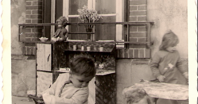 Trois enfants en plein jeux – souvenirs d’enfance