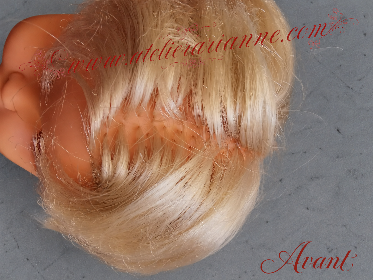Détail des cheveux avant le lavage, l’assouplissement et le coiffage.