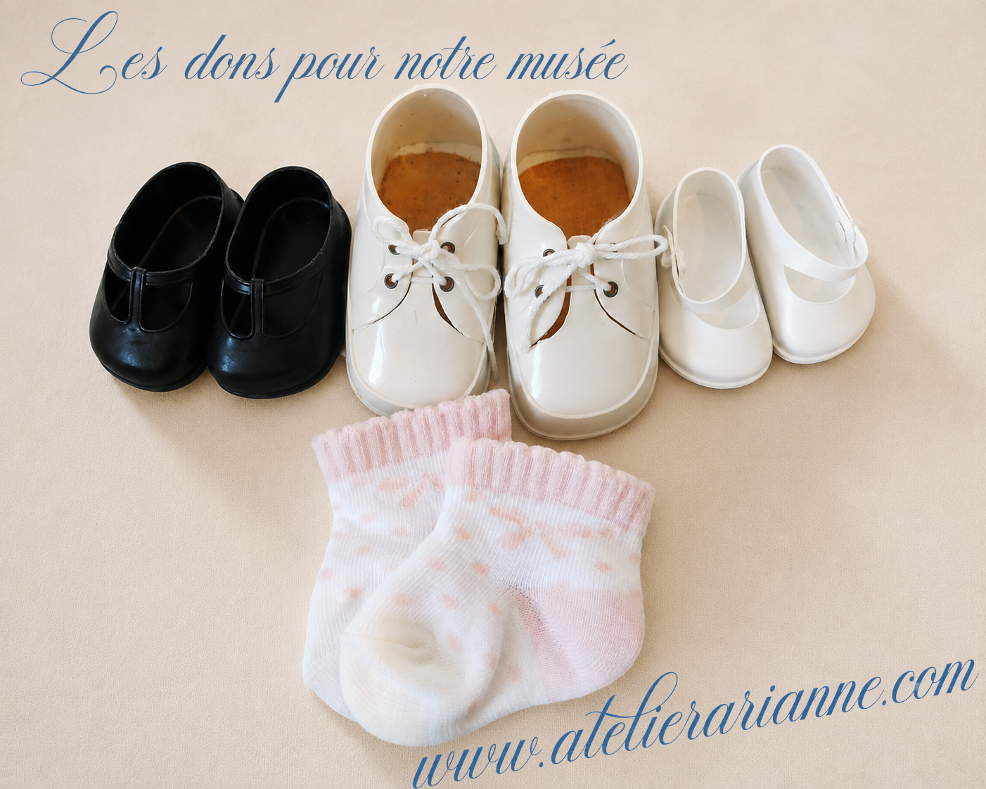 Les trois paires de chaussures et les chaussettes qui accompagnent le don de Sylvie.