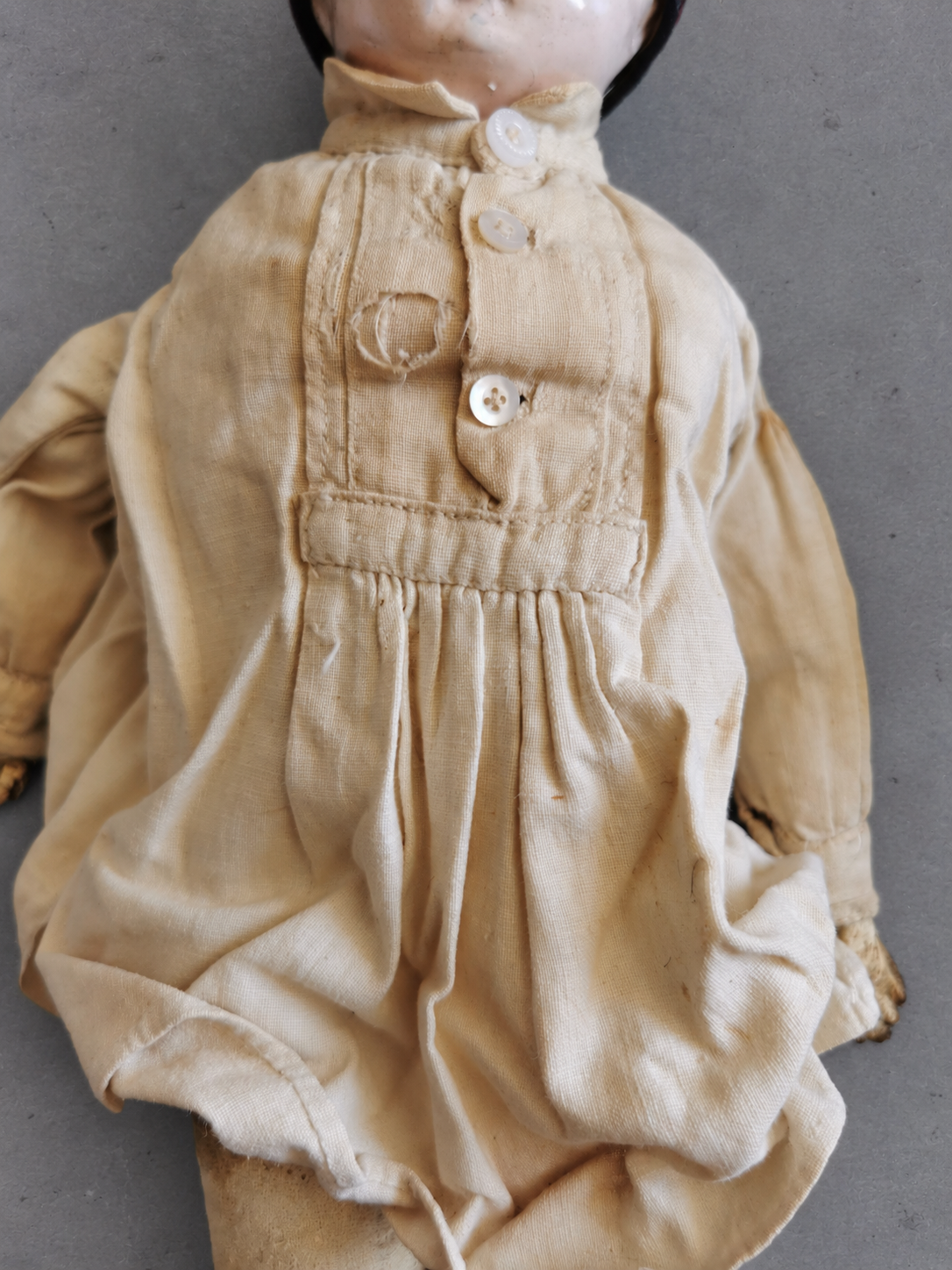 La chemise avant son nettoyage, sa réparation et son repassage.
