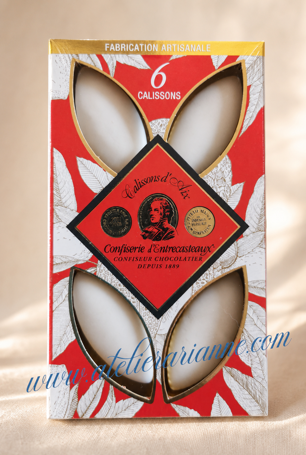Boîte rouge, blanche et dorée de six calissons d’Aix de la Confiserie d’Entrecasteaux.